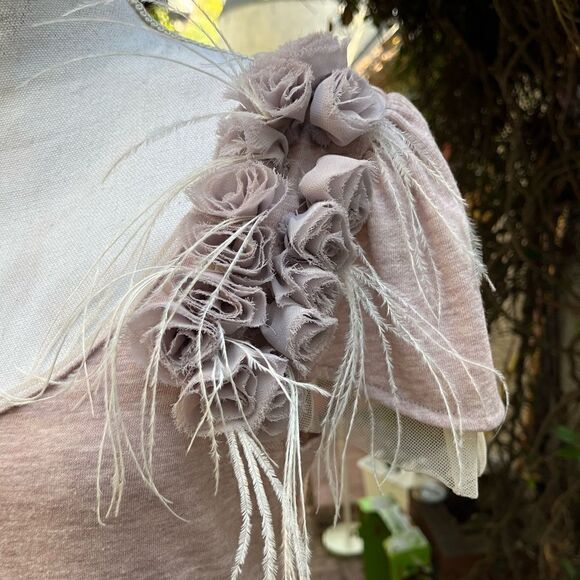 ANTHROPOLOGIE LULUMARI FLOWER FEATHER EMBELLISHED SHORT SLEEVE RUCHED TOP MEDIUM - Picture 6 of 15